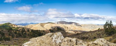 Çam ormanlarının arasından yükselen görkemli dağlar Sierra de las Nieves 'deki çöl kayalarıyla çelişmektedir..