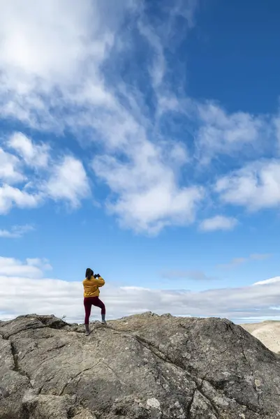 Kız, Sierra de las Nieves 'in güzelliğini cep telefonuyla yakalıyor..