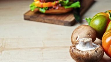 Meyve bahçesinden zanaatkar hamburger.