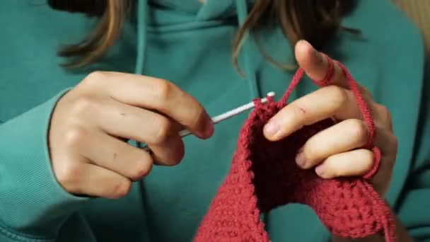 かぎ針編みとウールの糸を持っている若い白人少女の熟練した指 農民の芸術とファッションのために創造するクラフト趣味 選択的なアプローチ — ストック動画