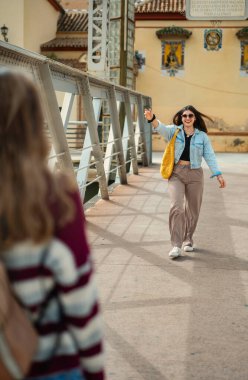 İspanya, Malaga 'da bir sokakta birbirini selamlayan iki arkadaş..