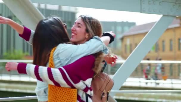 Due Ragazze Che Ritrovano Salutano Con Tenero Abbraccio — Video Stock