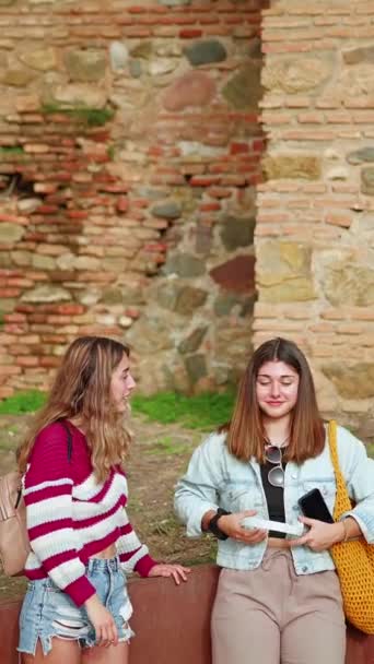 Дві Дівчини Слухають Музику Навушниками Туристичному Місті Малага Іспанія — стокове відео
