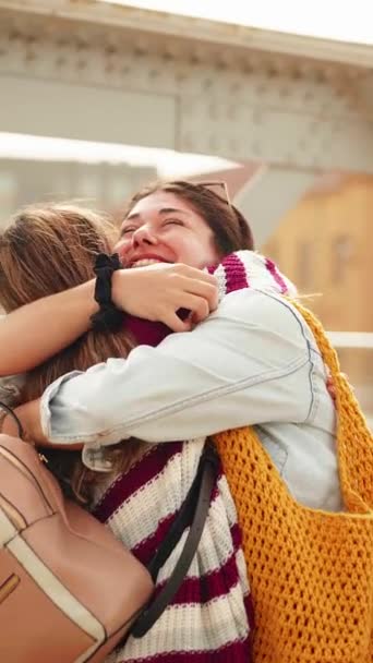 Дві Дівчини Вітають Один Одного Ніжними Обіймами Щасливо Спілкуються — стокове відео