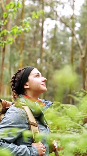 Młoda Dziewczyna Warkoczami Plecakiem Wygląda Zaczarowany Wokół Niej Środku Lasu — Wideo stockowe