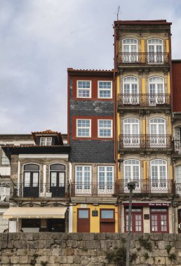Porto, Portekiz - 21 Ocak 2024: Portekiz, Portekiz 'de tipik bir Porto evi cephesi.