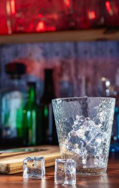 İçkisiz buzlu bardak, tropikal ve ferahlatıcı bir içeceğin başlangıcı. Kokteyller, rom, votka, gece atmosferi, parti ve tazelik. Barda neşe ve rahatlama.