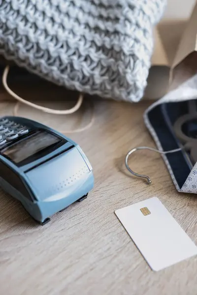 Ödenecek çantalar, kıyafetler, veri telefonu ve kredi kartıyla bir giyim mağazasının dikey detaylı fotoğrafı, alışveriş ve satışlar, satışlar, Kara Cuma, Kara Cuma