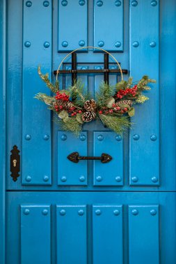Mavi kapıda yılbaşı ve yılbaşı süsü. Dekorasyon.