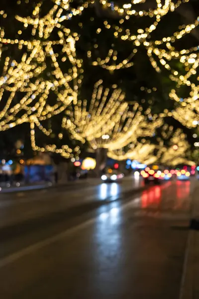 Noel ışıkları odak dışı. Malaga caddesinde parıltılar yaratıyor.