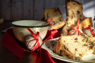 Noel kahvaltısı ya da atıştırmalık olarak panettone ile süslenmiş bir masanın ayrıntıları. Sıcak ve noel havası. Pencereden gelen doğal ışık