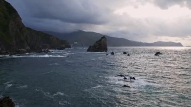 İspanya 'nın Bask Bölgesi Bilbao sahilinin panoramik manzarası. San Juan de Gaztelugatxe Uçurumu Bulutlu bir günde ve dalgalı bir denizde.