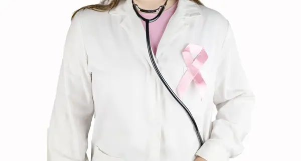 Pembe kurdeleli ve steteskoplu kadın doktor, yakın plan. Göğüs kanseri konsepti, dikey çekim..