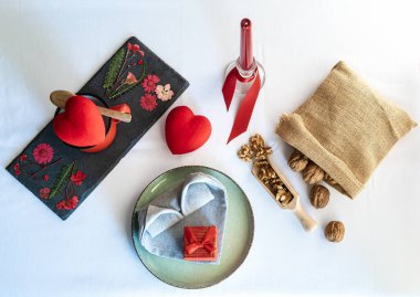 Romantik bir yemek ya da kahvaltı için dekore edilmiş bir masa, kalpler ve mum. Aşk ve Sevgililer Günü kavramı