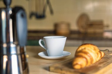 Kahvaltıyı yeni pişmiş kruvasan ve bir fincan sıcak kahveyle mutfakta yapmak, sabah erkenden evde uyanmak.