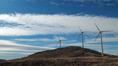 Rüzgar türbinleri, doğayla çevrili yenilenebilir enerji parkında, gelecek için ekolojik bir çözüm olarak.