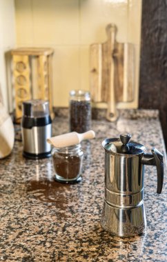Mutfak tezgahında kahve demliği. Sabahı aromayla ve taze demlenmiş kahveyle doldurmaya hazır..