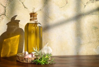 Akdeniz diyet malzemeleri: köy sahnesinde zeytinyağı, sarımsak ve biberiye.