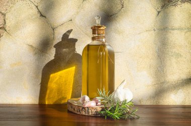 Sıcak ve doğal ışık altında taze ve sağlıklı malzemelerle Akdeniz mutfağı.