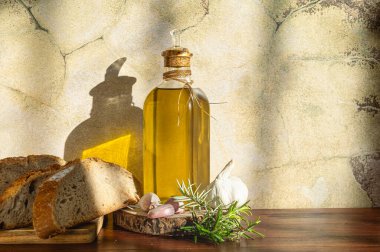 Gurme ürün: Doğal malzemeli ekstra saf zeytinyağı şişesi.