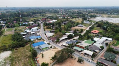İnsansız hava aracı geleneksel evler, yollar ve bol yeşillik içeren sakin bir kırsal bölge görüntüsü yakalıyor ve Tayland 'ın kuzeyindeki güneydoğu Asya' daki kırsal yaşamın güzelliğini gözler önüne seriyor.