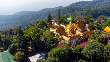 Wat Phra 'nın havadan görünüşü, Tayland, Chiang Mai yakınlarındaki bir dağ zirvesinde parlayan Budist tapınağı Doi Suthep..