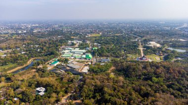 Görkemli Kraliyet Parkı Rajapruek 'in yüksek açılı görüntüsü yemyeşil ve tarım arazileri arasında ve Chiang Mai, Tayland' da geniş bir şehir zemininde..