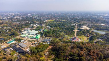 Kraliyet Parkı Rajapruek 'in panoramik manzarası, fabrikalar, yollar, ağaçlar ve Chiang Mai vilayetinde bir şehir..