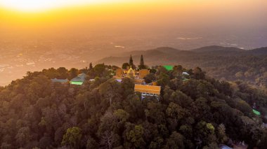 Wat Phra 'nın günbatımında Doi Suthep' in havadan görünüşü, Tayland, Chiang Mai yakınlarındaki bir Budist tapınağı..