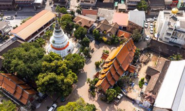 İnsansız hava aracı, Chiang Mai 'de Wat Ket Karam' ın dingin güzelliğini yakalıyor. Tapınağın ve Çedi 'nin karmaşık detaylarını yeşil bir manzaranın ortasında vurguluyor.