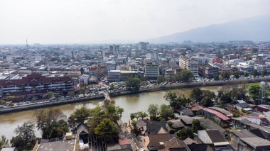 Ping nehri şehir merkezini geçerken Chiang Mai şehrinin havadan görünüşü ve Doi Suthep dağının arka planında kirlilik var.