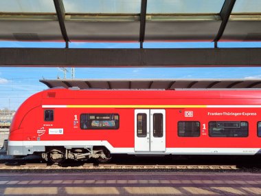 Deutsche Bahn Franken-Thueringen-Express tren sınıfı 462 Saalfeld istasyonunda güneşli bir günde görüldü..