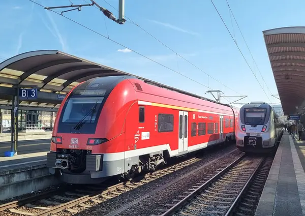 462 numaralı DB treni, Thüringen Saalfeld İstasyonu 'nda, Almanya' da bulunmaktadır. Abellio treni de bitişik bir raydaki aynı istasyonda..