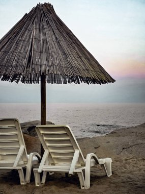 Deniz kenarında gün batımı manzaralı