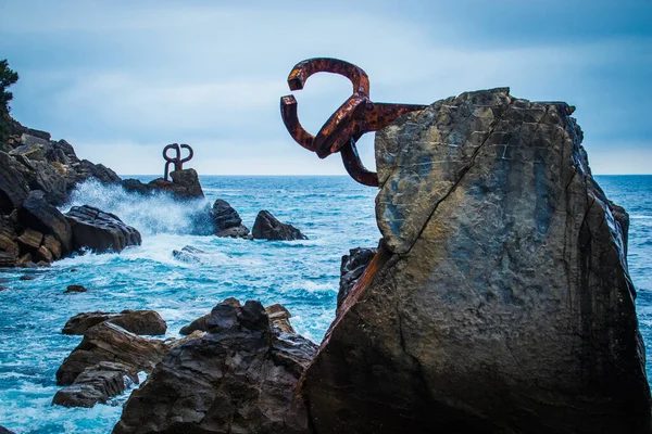 El Peine del Viento es un conjunto de tres esculturas de acero de ms de 9 toneladas cada una, que se sita all donde la ciudad y comienza el mar, donde las olas abrazan los abruptos acantilados del Monte Igueldo, Baha de La Concha