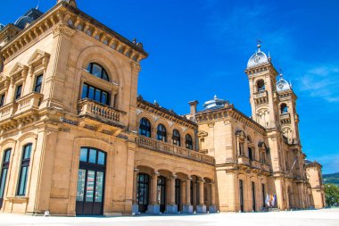 Edificio de piedra caliza