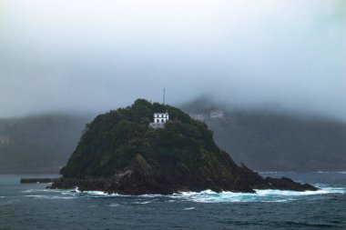 Isla en la Baha cubierta por la neblina.