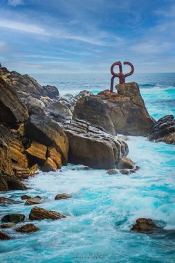El Peine del Viento es un conjunto de tres esculturas de acero de ms de 9 toneladas cada una, que se sita all donde la ciudad y comienza el mar, donde las olas abrazan los abruptos acantilados del Monte Igueldo, Baha de La Concha