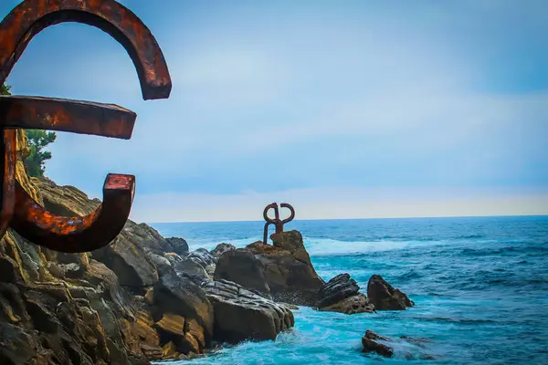 El Peine del Viento es un conjunto de tres esculturas de acero de ms de 9 toneladas cada una, que se sita all donde la ciudad y comienza el mar, donde las olas abrazan los abruptos acantilados del Monte Igueldo, Baha de La Concha