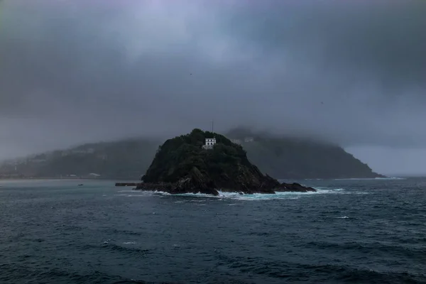 Isla en la Baha cubierta por la neblina.