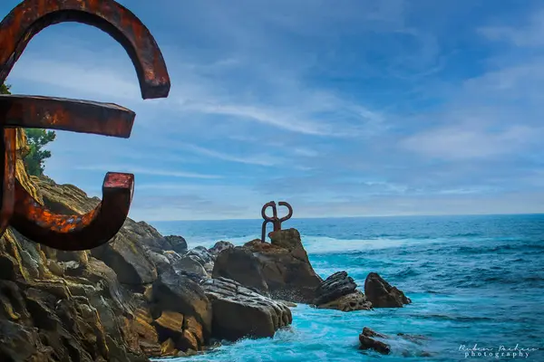El Peine del Viento es un conjunto de tres esculturas de acero de ms de 9 toneladas cada una, que se sita all donde la ciudad y comienza el mar, donde las olas abrazan los abruptos acantilados del Monte Igueldo, Baha de La Concha