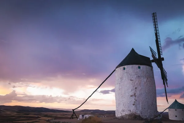 Atardeciendo en los molinos castellanos.