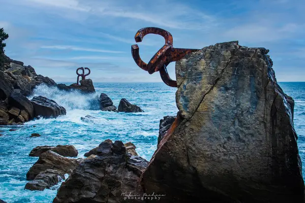 El Peine del Viento es un conjunto de tres esculturas de acero de ms de 9 toneladas cada una, que se sita all donde la ciudad y comienza el mar, donde las olas abrazan los abruptos acantilados del Monte Igueldo, Baha de La Concha