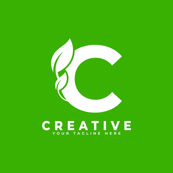 緑の背景に葉のロゴデザイン要素と文字C ビジネス 自然ロゴに使用できます — ストックベクタ
