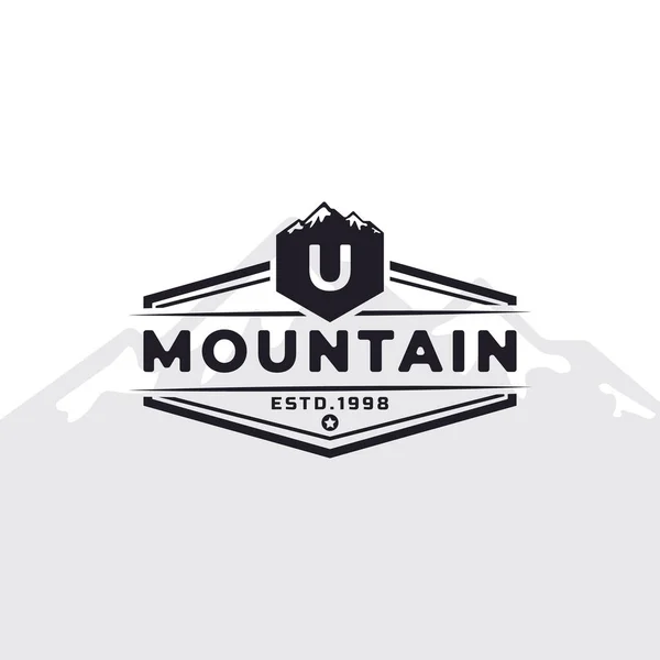 Vintage Emblem Abzeichen Buchstabe Mountain Typografie Logo Für Outdoor Adventure — Stockvektor