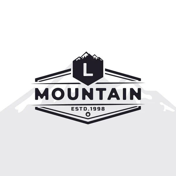 Логотип Горной Типографии Буквы Экспедиции Outdoor Adventure Expedition Силуэт Mountains — стоковый вектор