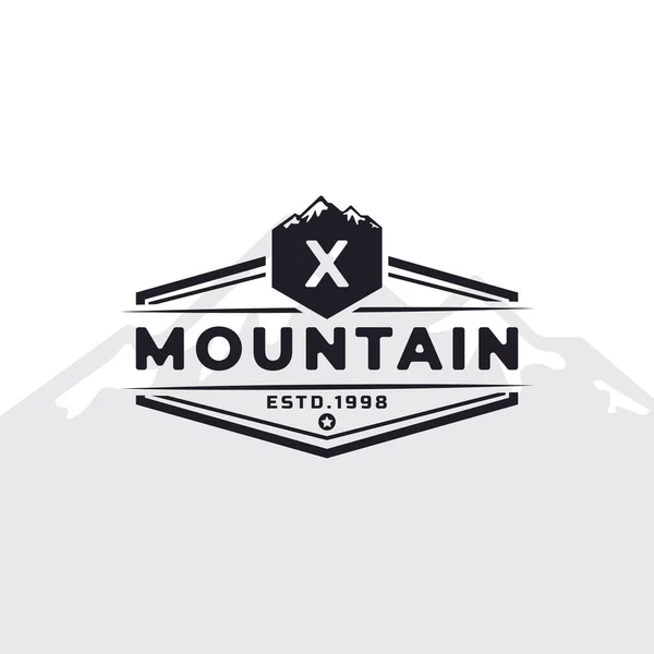 Vintage Emblem Buchstabe Berg Typografie Logo Für Outdoor Adventure Expedition — Stockvektor