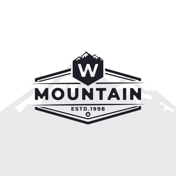 Insigne Emblème Vintage Lettre Typographie Montagne Logo Pour Expédition Aventure — Image vectorielle