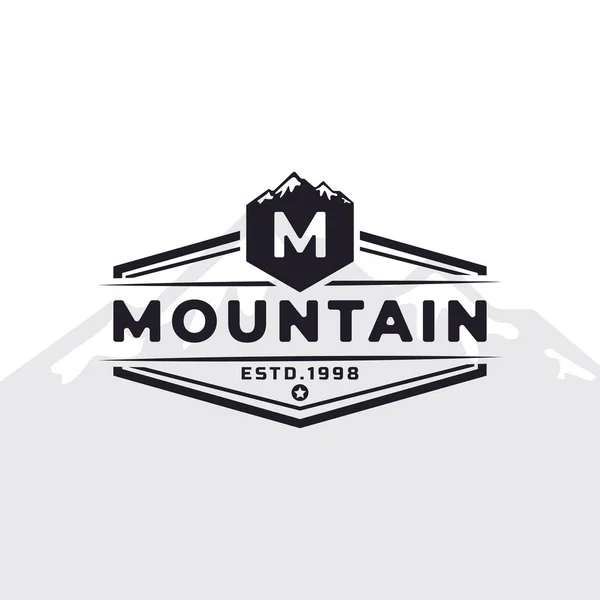 Insigne Emblème Vintage Lettre Typographie Montagne Logo Pour Expédition Aventure — Image vectorielle
