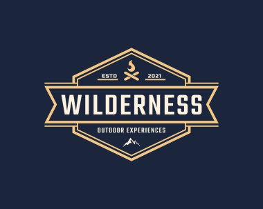 Retro Style Vector Illustration 'daki Kamp için Şenlik Ateşi Sembollü Vintage Amblem Rozet Vahşi Dağ Macera Logosu